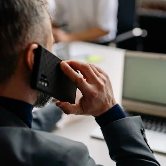 homme au téléphone